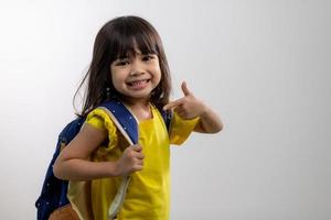 Aziatisch jong meisje tonen haar arm met geel verband na kreeg gevaccineerd of inenting, kind immunisatie, covid delta vaccin concept foto