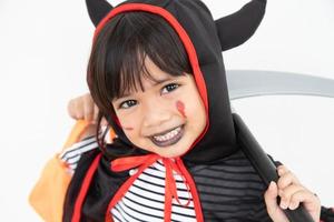 grappig kind gekleed halloween kostuum. halloween vakantie concept foto