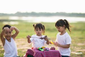 groep kinderen weinig meisjes en jongens gietvorm van plasticine in kleuterschool foto