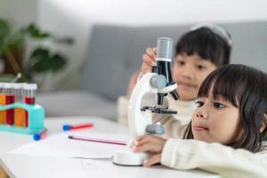 jong meisje Speel wetenschap experimenten voor thuisonderwijs foto