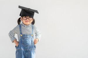 gelukkig Aziatisch school- kind afstuderen in diploma uitreiking pet foto