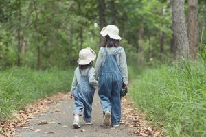 kinderen zijn rubriek naar de familie camping in de Woud wandelen langs de toerist route. camping weg. familie reizen vakantie concept. foto