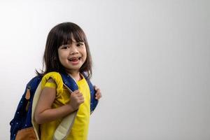 Aziatisch jong meisje tonen haar arm met geel verband na kreeg gevaccineerd of inenting, kind immunisatie, covid delta vaccin concept foto