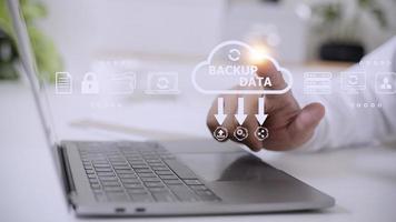 zakenman gebruik makend van een computer naar backup opslagruimte gegevens internet technologie concept voor backup online documentatie databank en digitaal het dossier opslagruimte systeem of software, bestand toegang, doc delen. foto