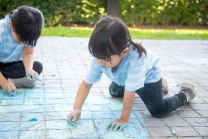 kinderen spelen met gekleurde krijt foto