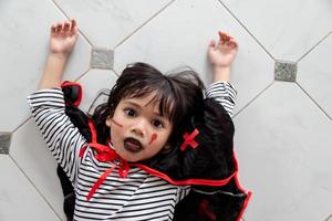 gelukkig halloween de schattig weinig meisje in halloween kostuum foto