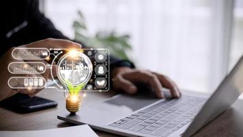 zakenvrouw hand- Holding licht lamp met esg icoon Aan virtueel scherm, esg milieu, sociaal en zakelijke bestuur concept foto