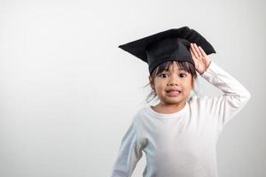 gelukkig Aziatisch school- kind afstuderen in diploma uitreiking pet foto