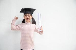 gelukkig Aziatisch school- kind afstuderen in diploma uitreiking pet foto