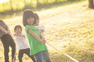 kinderen spelen sleepboot van oorlog Bij de park Aan sunsut foto