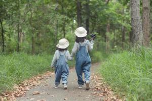 kinderen zijn rubriek naar de familie camping in de Woud wandelen langs de toerist route. camping weg. familie reizen vakantie concept. foto