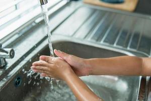 kind het wassen hand- met zeep foto