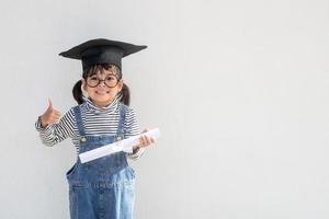 gelukkig weinig meisjes met diploma uitreiking concept foto