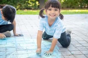 kinderen spelen met gekleurde krijt foto