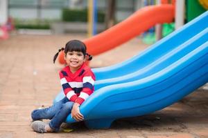 actief weinig meisje Aan speelplaats foto