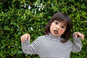 gelukkig halloween de schattig weinig meisje in halloween kostuum foto