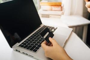 vrouw hand- gebruik makend van mobiel slim telefoon, online betaling, bank en online boodschappen doen Bij de huis. foto