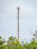 groot metalen telecommunicatie toren foto