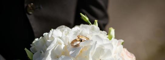 bruiloft boeket met ringen pasgetrouwden foto