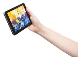 hand- houdt tablet pc met Kerstmis nog steeds leven foto
