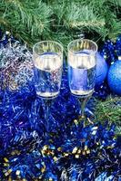 twee bril met blauw Kerstmis decoraties en boom 9 foto