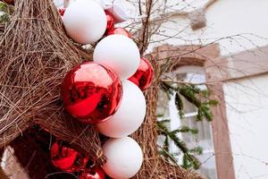 decoratief rood en wit nieuw jaar ballen foto