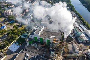 antenne visie Aan pijpen van houtbewerking onderneming fabriek zagerij. lucht verontreiniging concept. industrieel landschap milieu verontreiniging verspilling foto