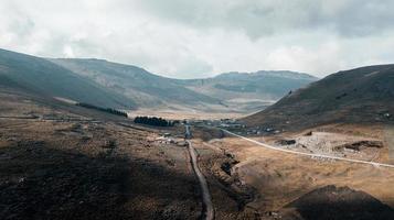 weg in een bergdal foto