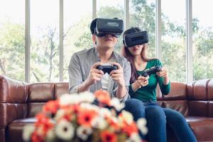 jong stel plezier tijdens het spelen van virtual reality-spel foto