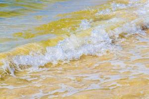 golven Bij tropisch strand caraïben zee Doorzichtig turkoois water Mexico. foto