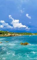 mooi surfer golven rotsen kliffen Bij strand puerto escondido Mexico. foto