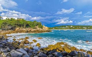 mooi surfer golven rotsen kliffen Bij strand puerto escondido Mexico. foto