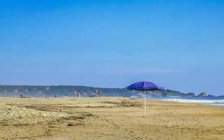 puerto escondido oaxaca Mexico 2022 Purper parasol in de wind Bij strand puerto escondido Mexico. foto