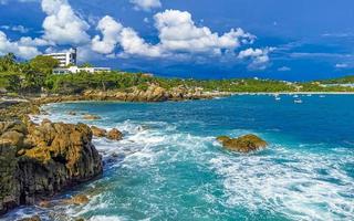 mooi surfer golven rotsen kliffen Bij strand puerto escondido Mexico. foto