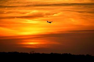 silhouet van een vliegtuig foto