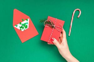 Kerstmis groet kaart met vrouw hand- foto