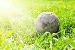 oud voetbal bal Aan de groen gras foto