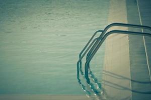 ladder van een zwemmen zwembad foto