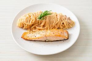 gegrilde zalm met spaghetti romige tomatensaus foto