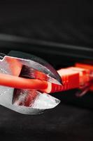 loskoppelen de internet verbinding, snijdend uit de geel ethernet kabel met draad snijders met een rood omgaan met Aan de Wifi router. foto
