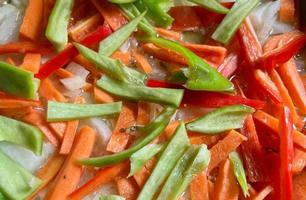 frituren groenten in olie in een pan. Koken vegetarisch voedsel. foto