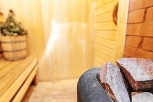 interieur details Finse sauna stoomkamer met traditionele sauna accessoires wastafel berken bezem. traditioneel oud russisch badhuis spa concept. ontspannen land dorp bad concept. foto