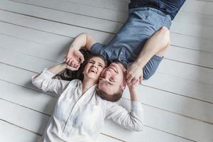 romantisch sexy paar in liefde hebben mooi hoor tijd samen. jong vrouw knuffelen vriend, wit achtergrond foto