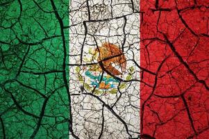 droog bodem patroon Aan de vlag van Mexico. land met droogte concept. water probleem. droog gebarsten aarde land. foto