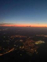 nacht visie van een stad van vlak foto