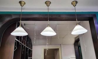 drie helder wit lampen hangende van de plafond foto
