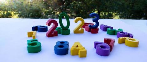 veelkleurig getallen 2023. gelukkig nieuw jaar concept. minimaal foto