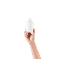 vrouw hand- Holding room fles van lotion geïsoleerd. meisje geven buis kunstmatig producten Aan wit achtergrond foto