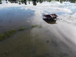 dorpelingen huizen in landelijk Thailand waren overstroomd. foto