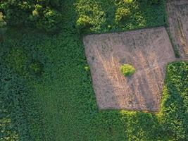 antenne fotograaf van groen agrarisch percelen met vrijgekomen land- aan het wachten naar worden geplant foto